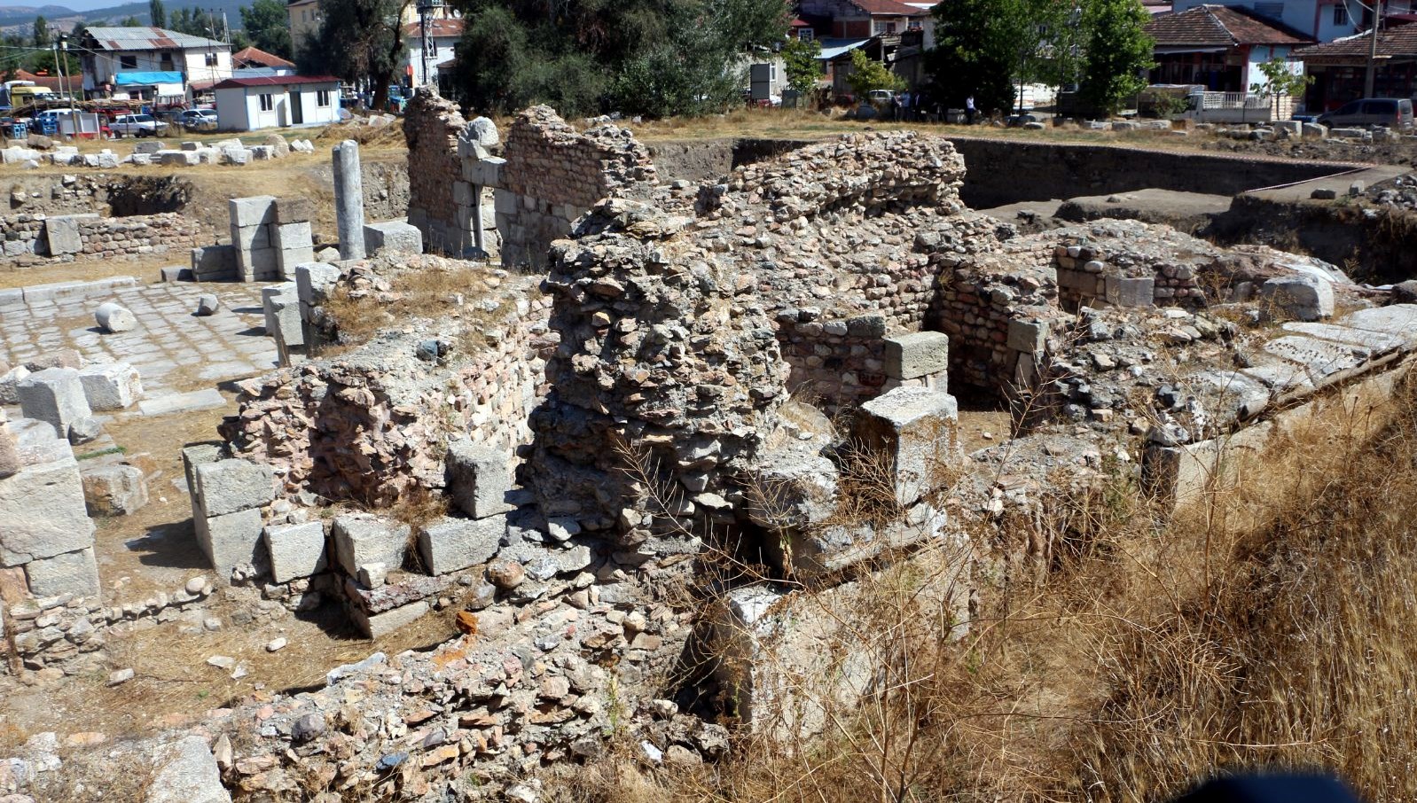 Tokat’taki Sebastapolis Antik Kenti kazılarında iki bin yıllık Roma yolu bulundu