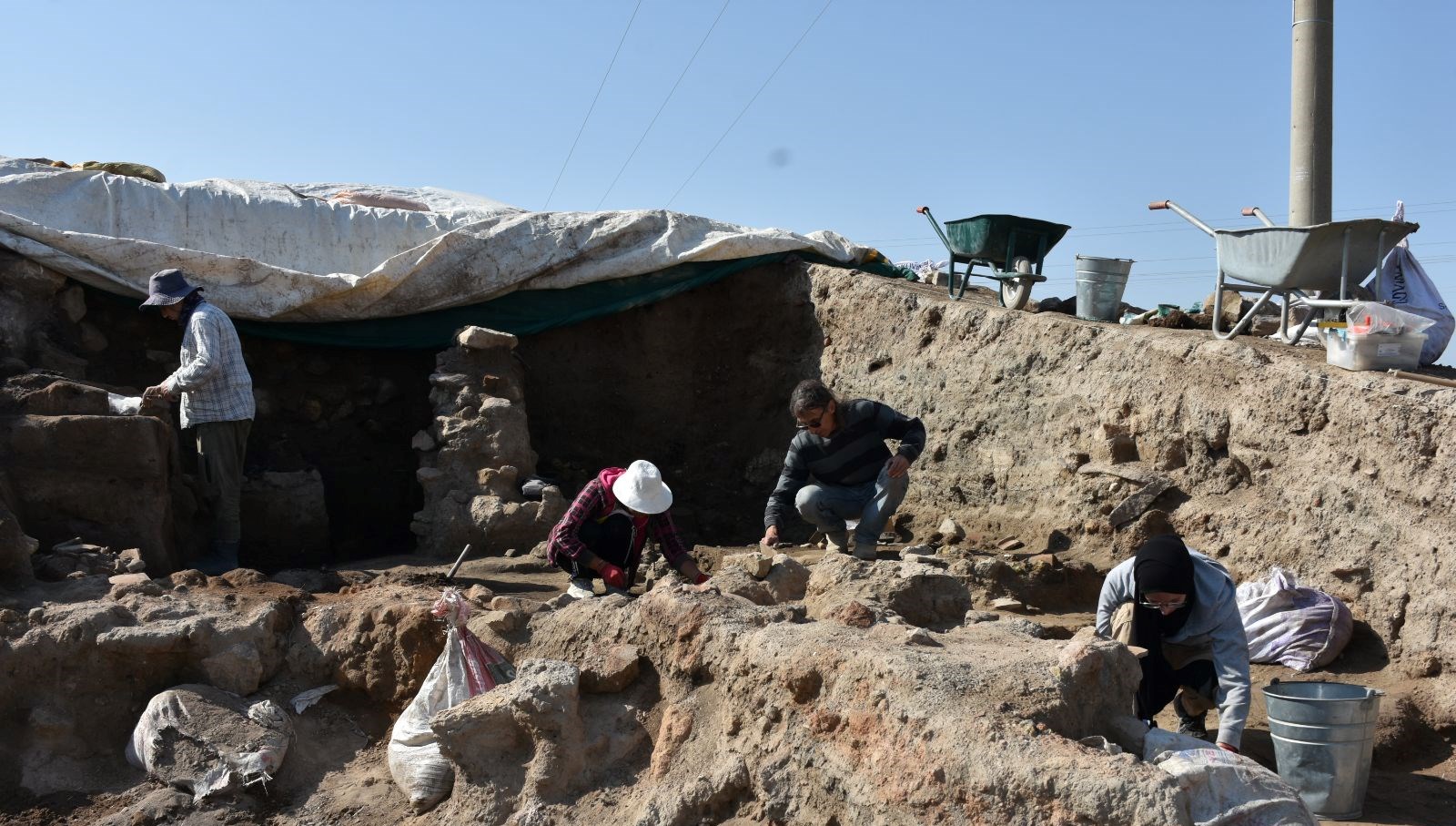 Üçhöyük kazısında mutfak kapları, bakır ve demir işçiliği malzemeleri bulundu