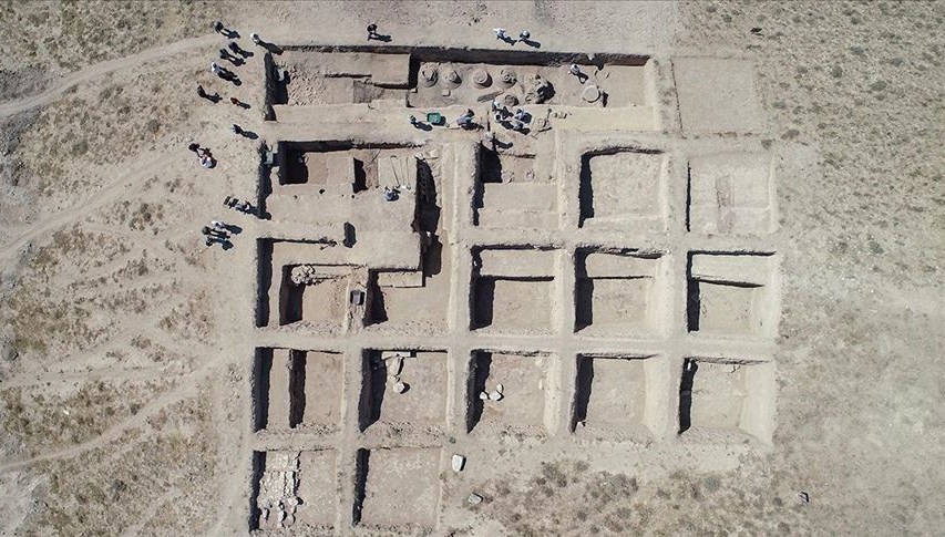 Van’daki Garibin Tepe’de Urartular dönemine ait anıtsal yapı grubu ortaya çıkarıldı