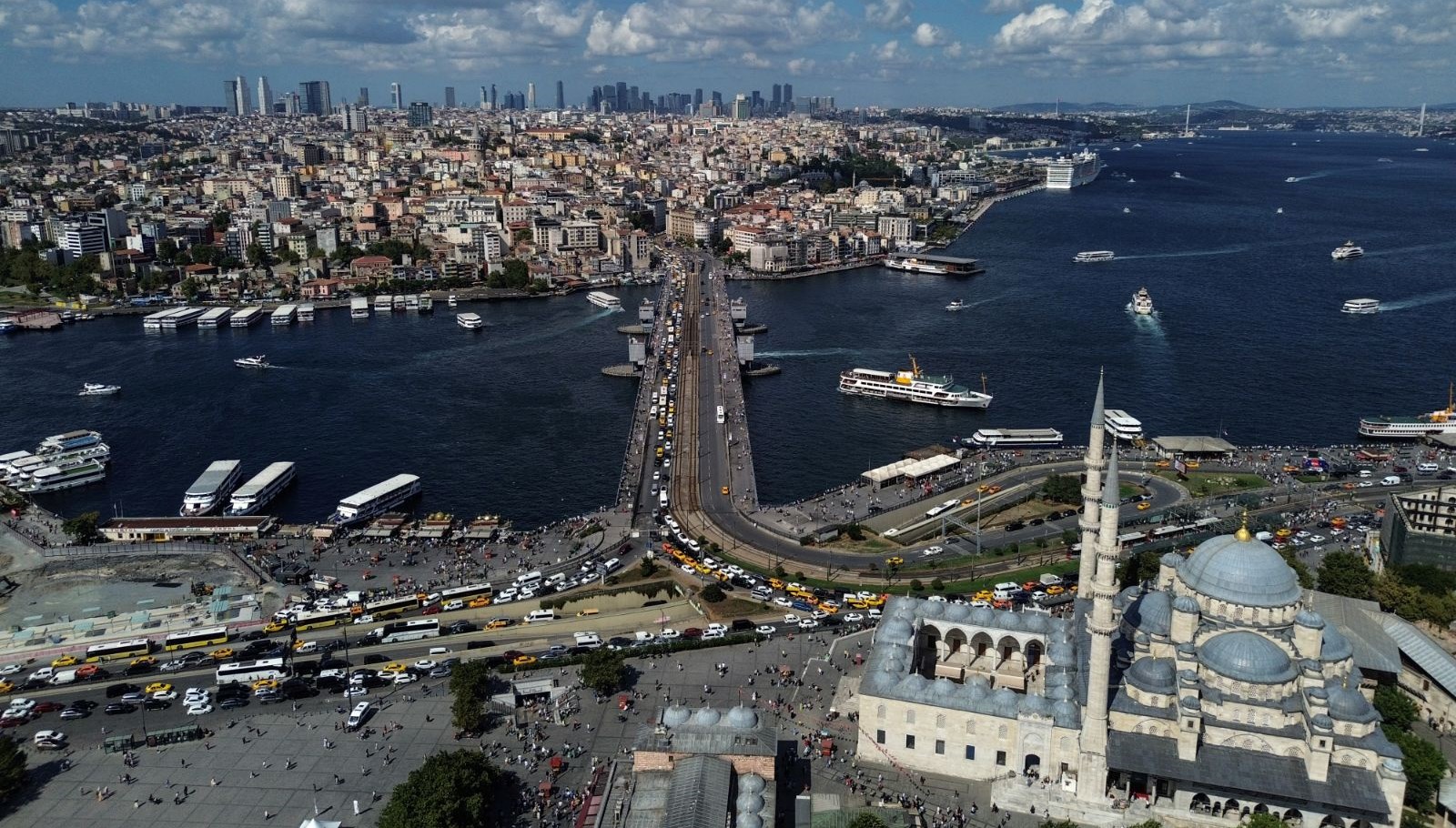 Yenileme çalışmaları tamamlanan Galata Köprüsü trafiğe açıldı