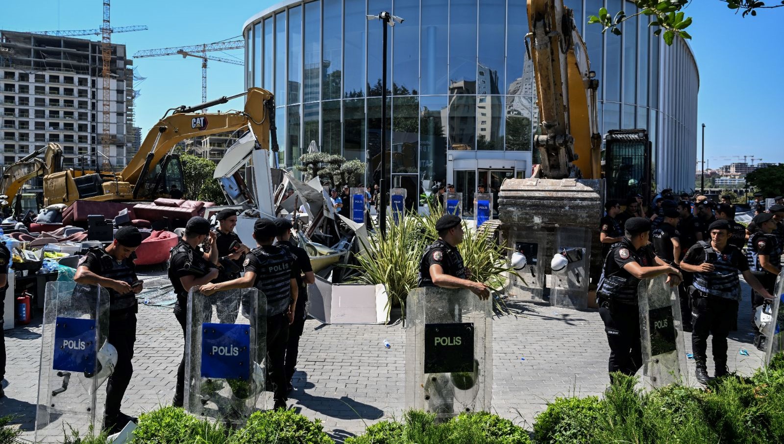 Zeytinburnu’nda İBB’nin yıkım işleminde gerginlik