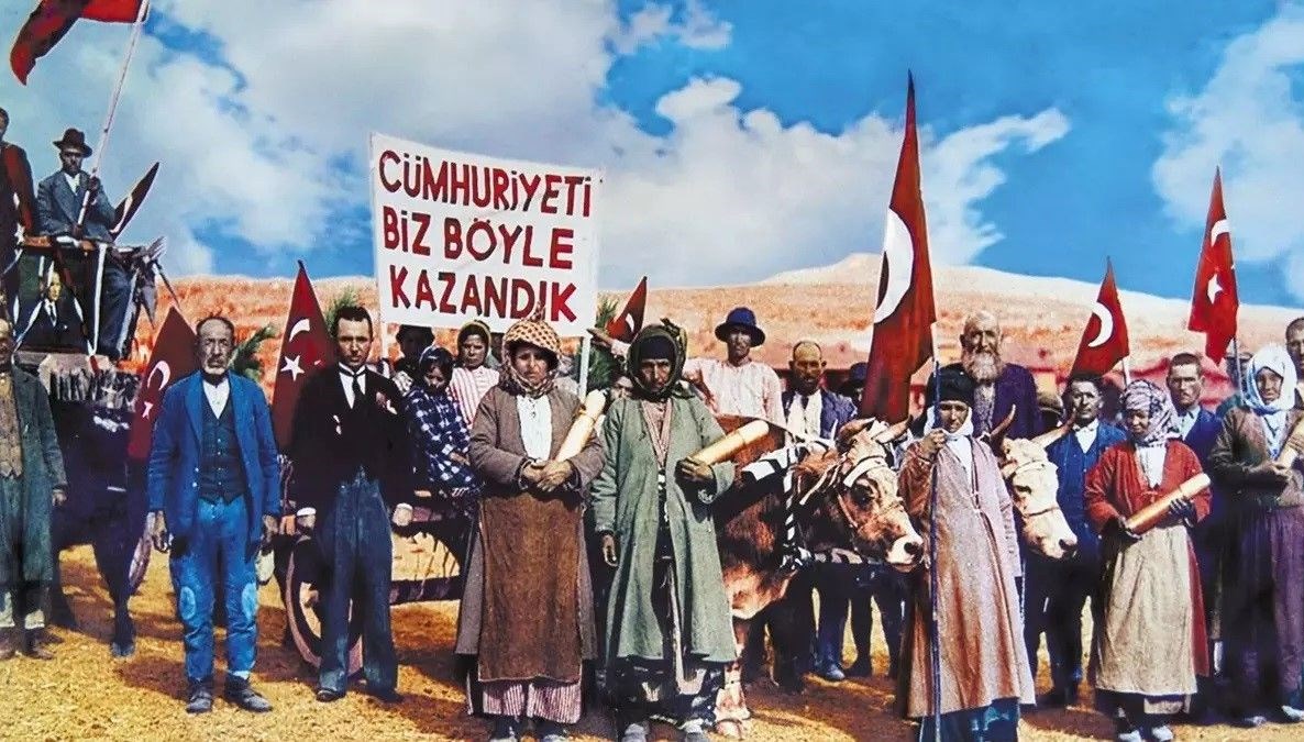 100 yıllık sembol fotoğraf sahnede canlandırıldı