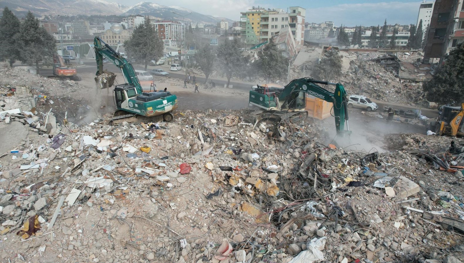 38 kişiye mezar olan Emek Apartmanı için sahte evrakla ruhsat alınmış