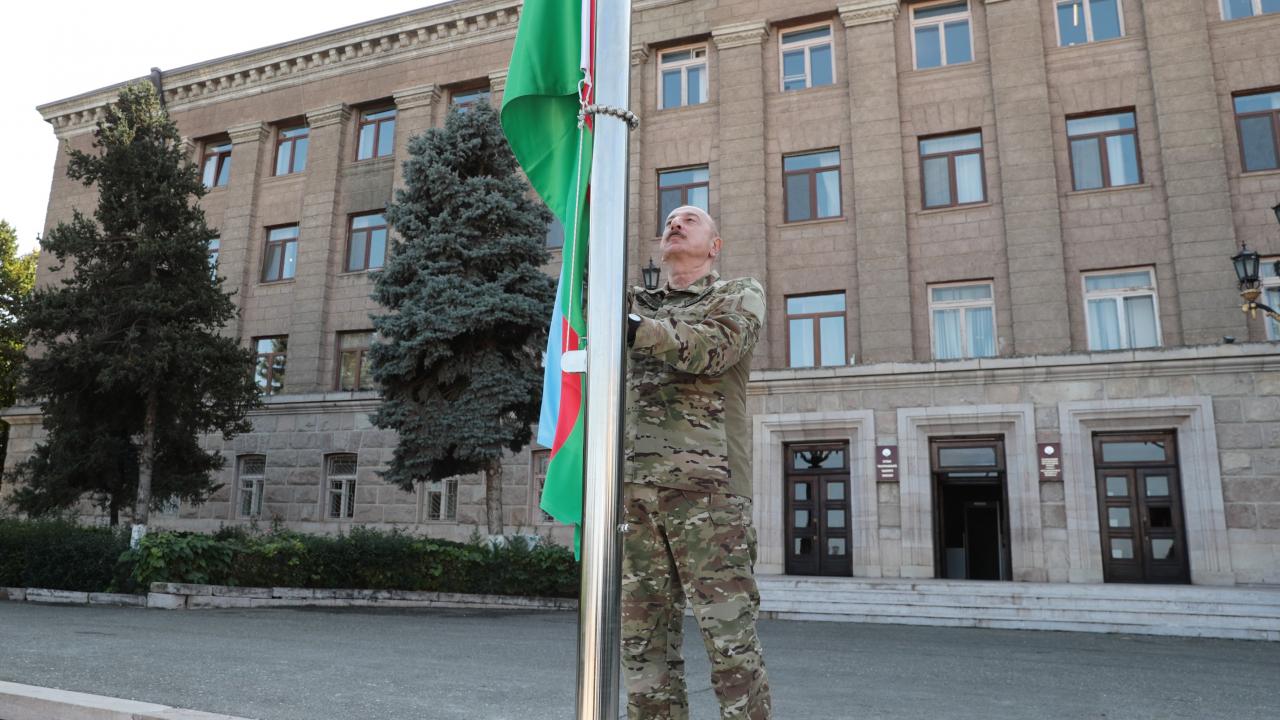 Aliyev, Hankendi ve Hocalı’da Azerbaycan bayrağını göndere çekti