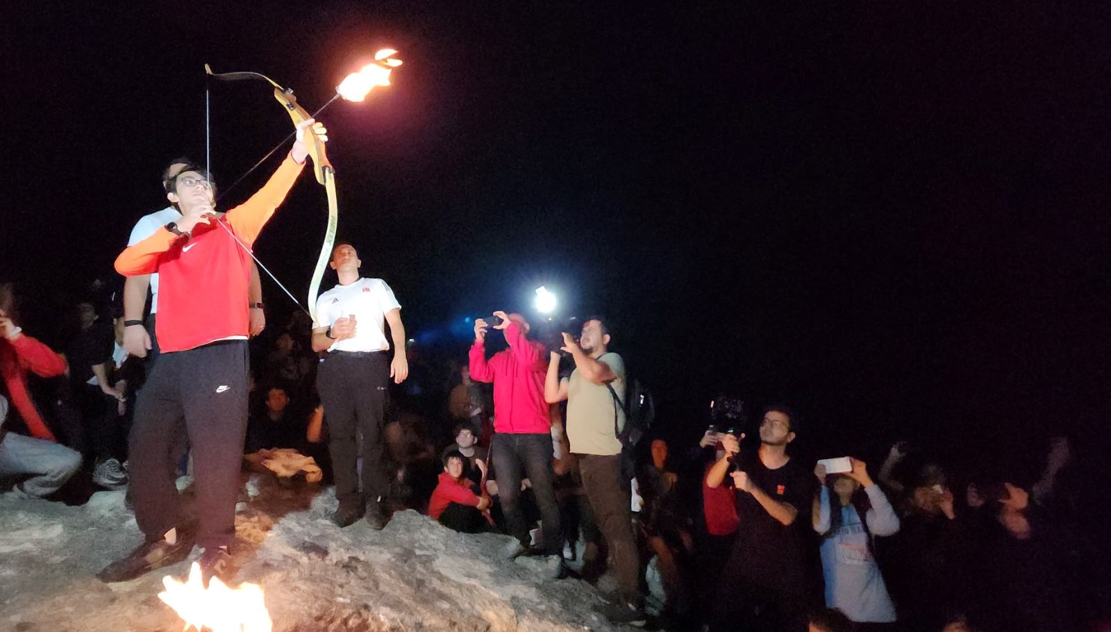 Antalya’da ‘Cumhuriyet’ coşkusu: Mete Gazoz, sönmeyen ateşle ok yakıp, atış yaptı