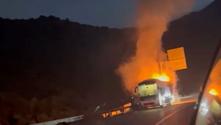 Antalya’da seyir halindeki otobüste çıkan yangın söndürüldü