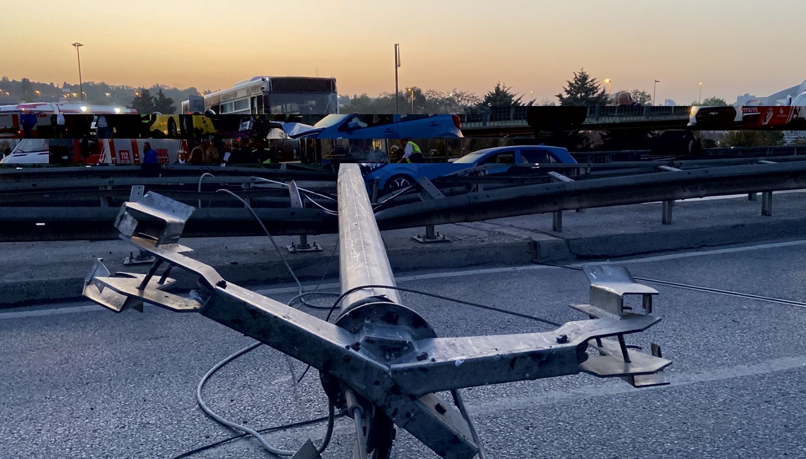 Bahçelievler’de İETT otobüsü aydınlatma direğini devirdi: Yol  trafiğe kapandı