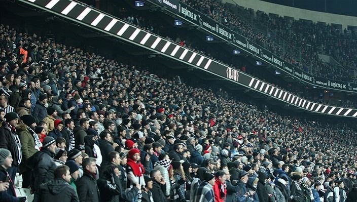 Beşiktaş’ta yönetime protesto: Taraftarlar sahaya sırtını döndü