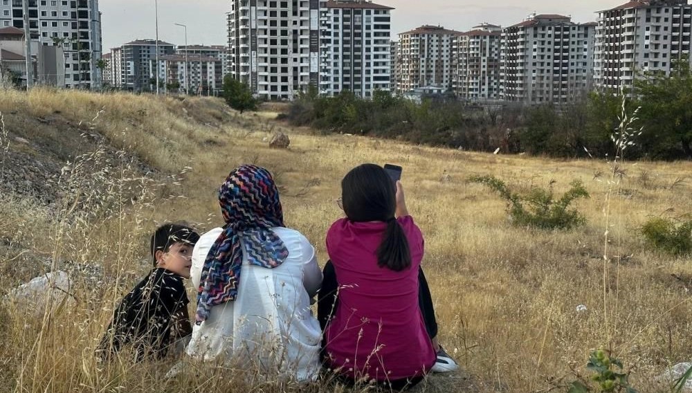 Bir yıl önce aldıkları evleri yıkıldı: Gözyaşları içinde izlediler