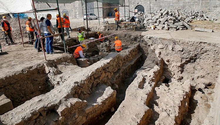 Diyarbakır’daki Amida Höyük’te Artuklu Sarayı’nın doğu surlarının temeli ortaya çıkarılacak