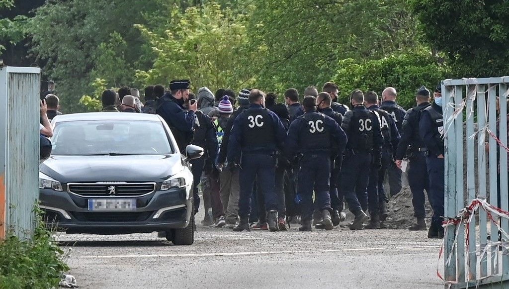 Fransa’da polis, Manş Denizi sınırındaki göçmen kampını dağıttı