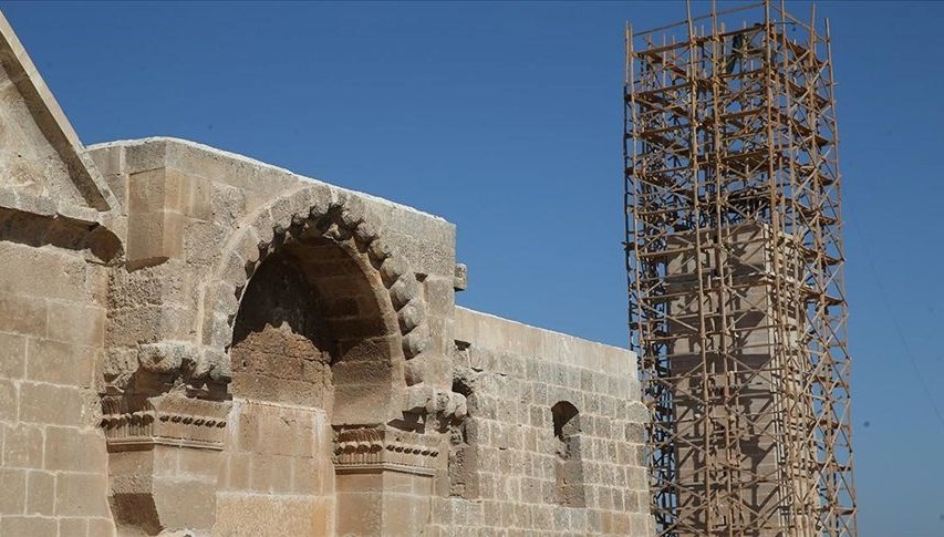 Harran’ın depremlerde hasar gören 13 asırlık simge minaresi onarılıyor