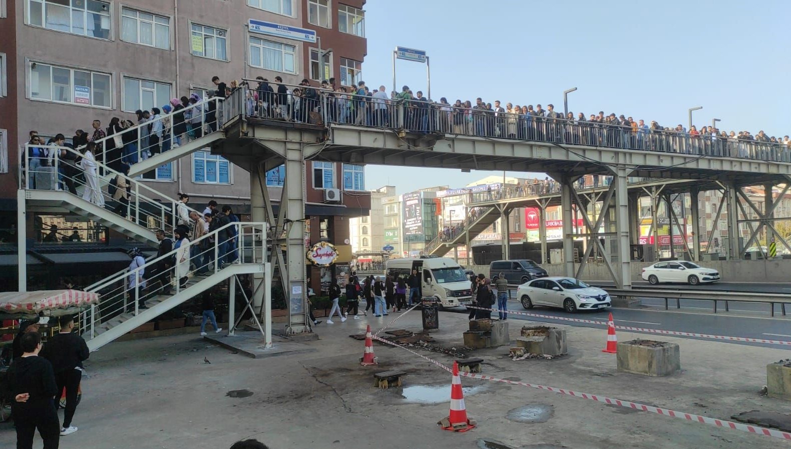 İstanbul’da metrobüs duraklarında yoğunluk