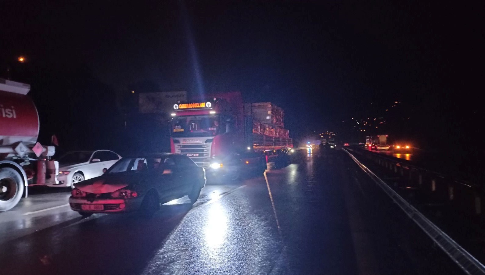 Kocaeli’de tankerden yola dökülen mazot, 26 aracın karıştığı kazaya sebep oldu