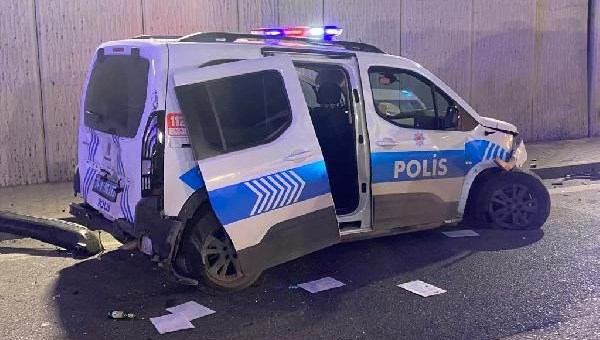 Maltepe’de hafriyat kamyonu polis aracına çarptı: 2 polis yaralı