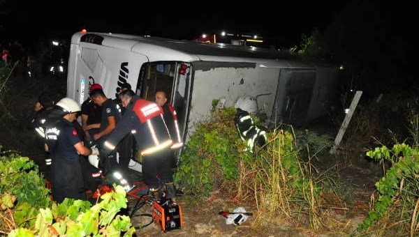 Manisa’da yolcu otobüsü üzüm bağına uçtu: 15 yaralı