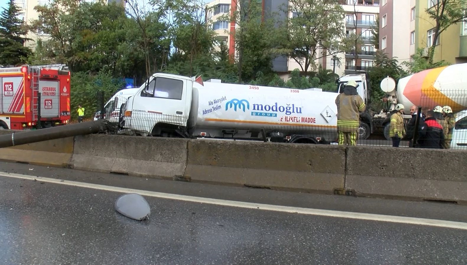 Mazot yüklü tanker ile beton mikseri çarpıştı