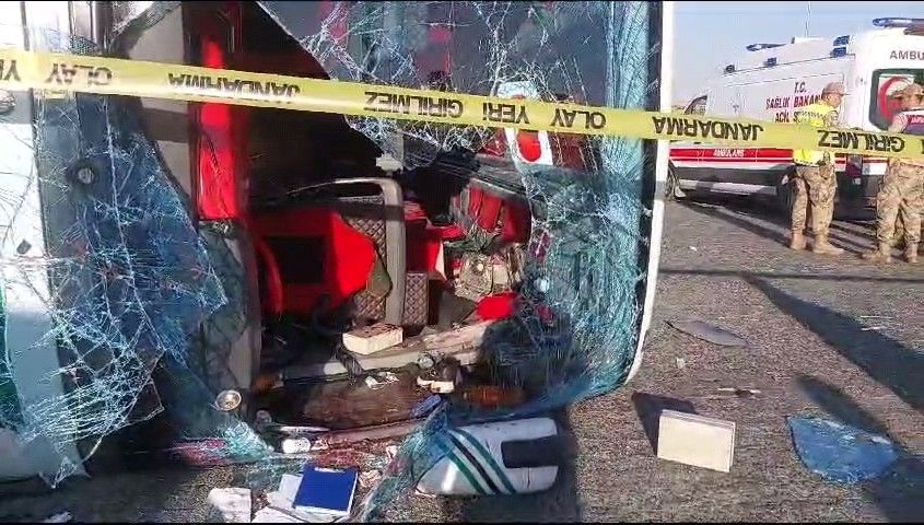 Otomobille çarpışan otobüs devrildi: 2 ölü, 14 yaralı