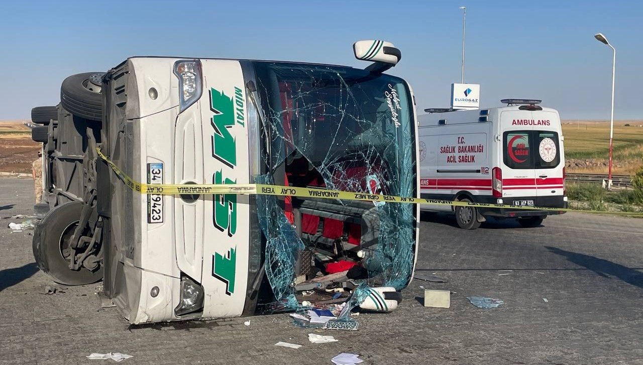 Otomobille çarpışan otobüs devrildi: 2 ölü, 25 yaralı