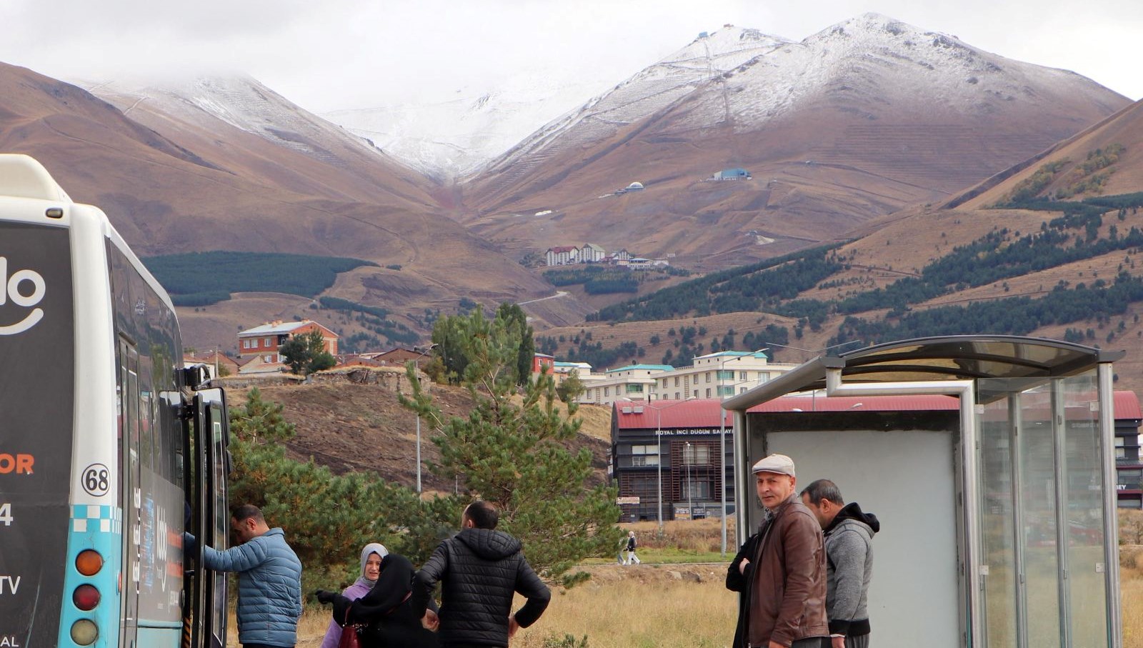 Palandöken’e mevsimin ilk karı düştü