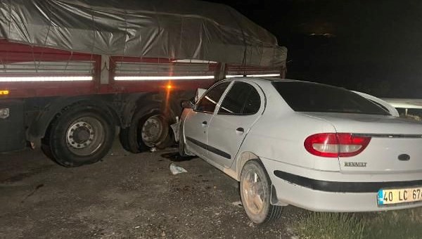 Polis memuru ve eşinin acı sonu: TIR’ın dorsesine çarptılar