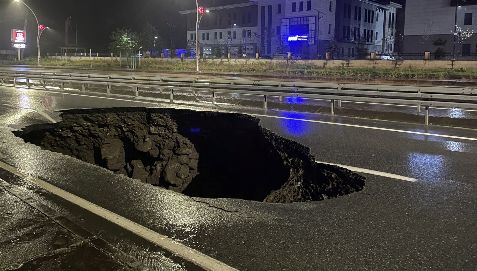 Rize’de şiddetli yağış nedeniyle yol çöktü