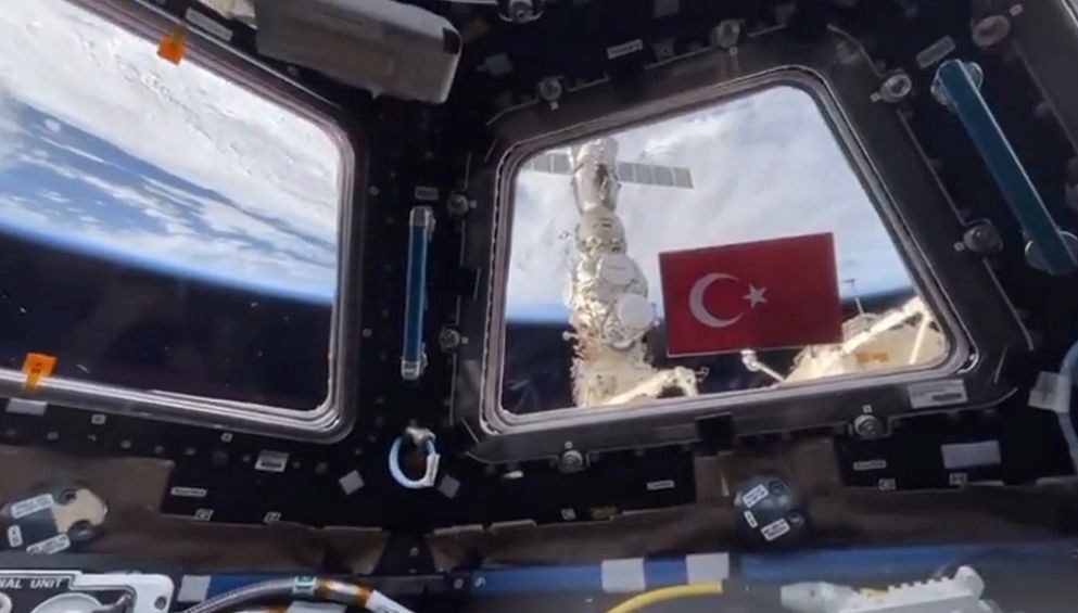 Rus kozmonottan uzayda Türk bayraklı 100. yıl kutlaması