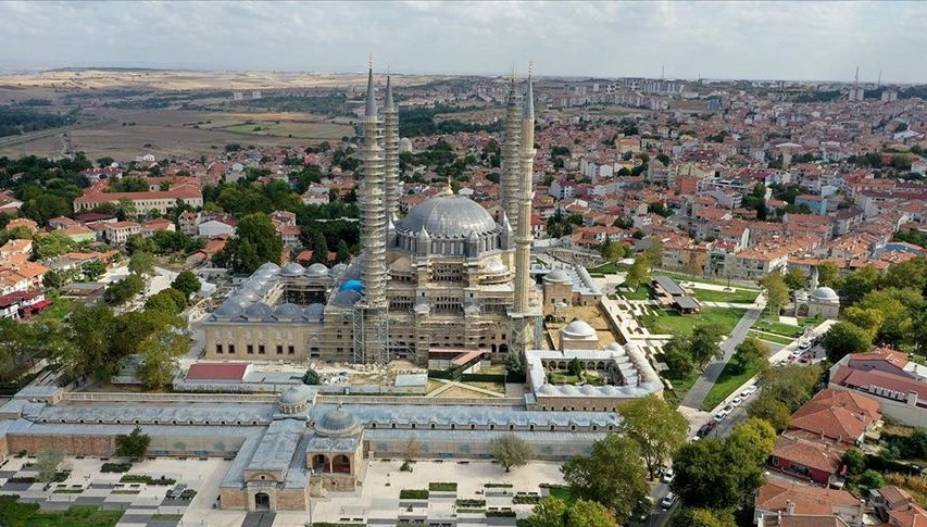 Selimiye’de minare külahının altında yer alan orijinal tek çini çoğaltıldı