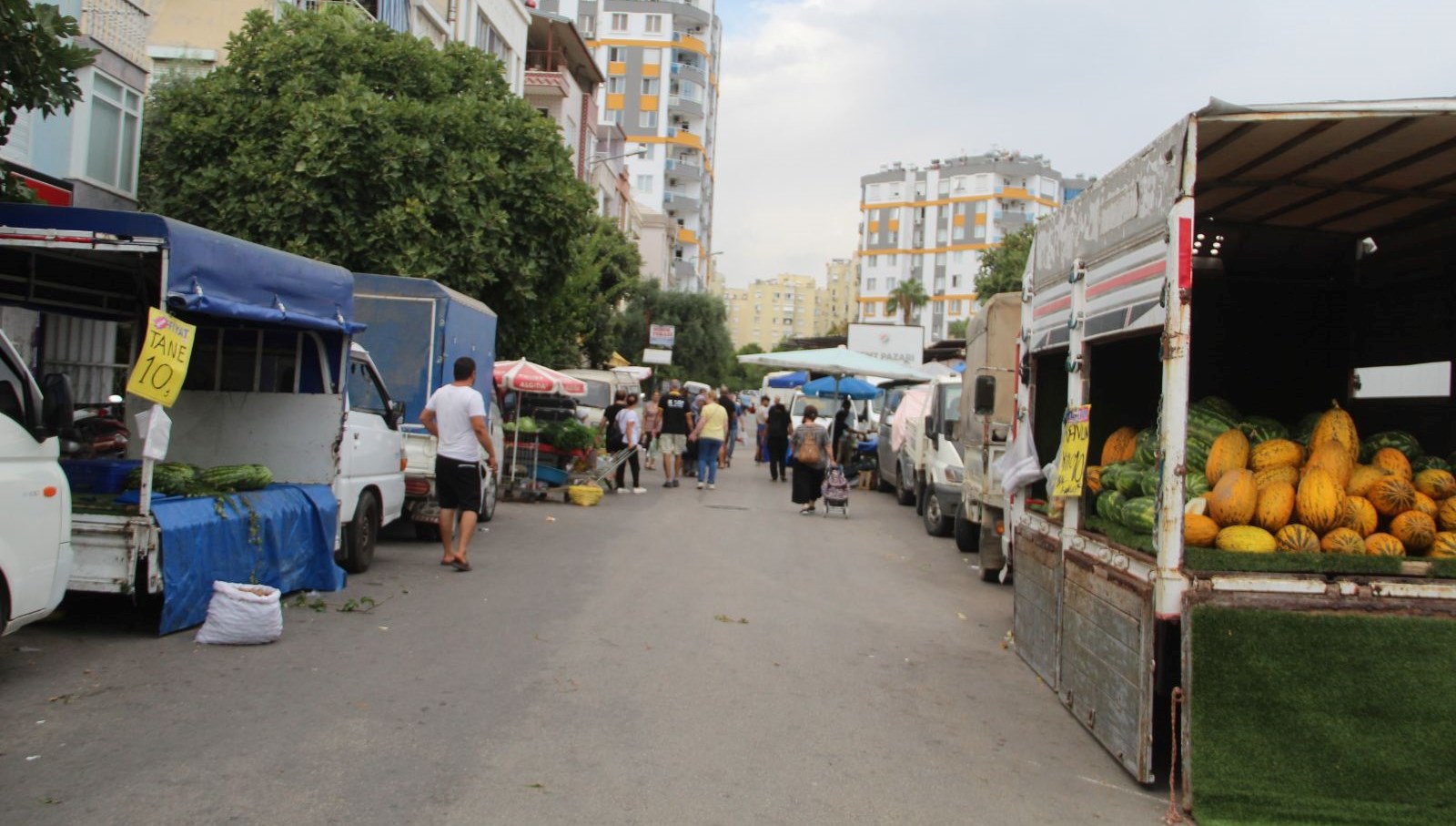 Seyyar satıcıdan satılık kaldırım!