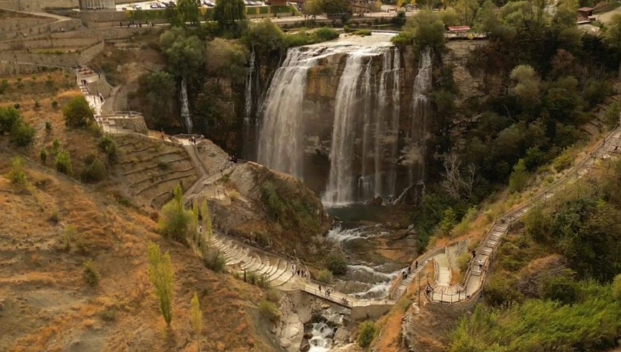 Tortum Şelalesi’nde sonbahar