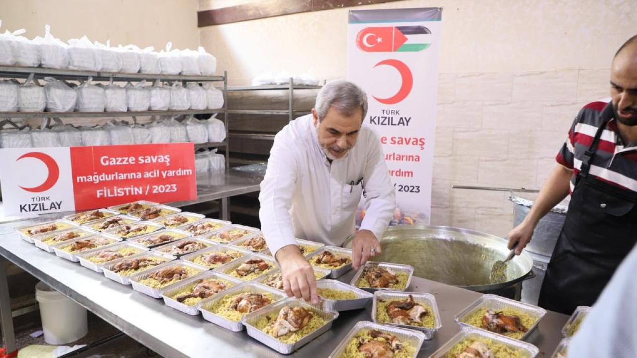 Türk Kızılayın Gazze’deki aşevinde, yeniden sıcak yemek çıkarılmaya başlandı