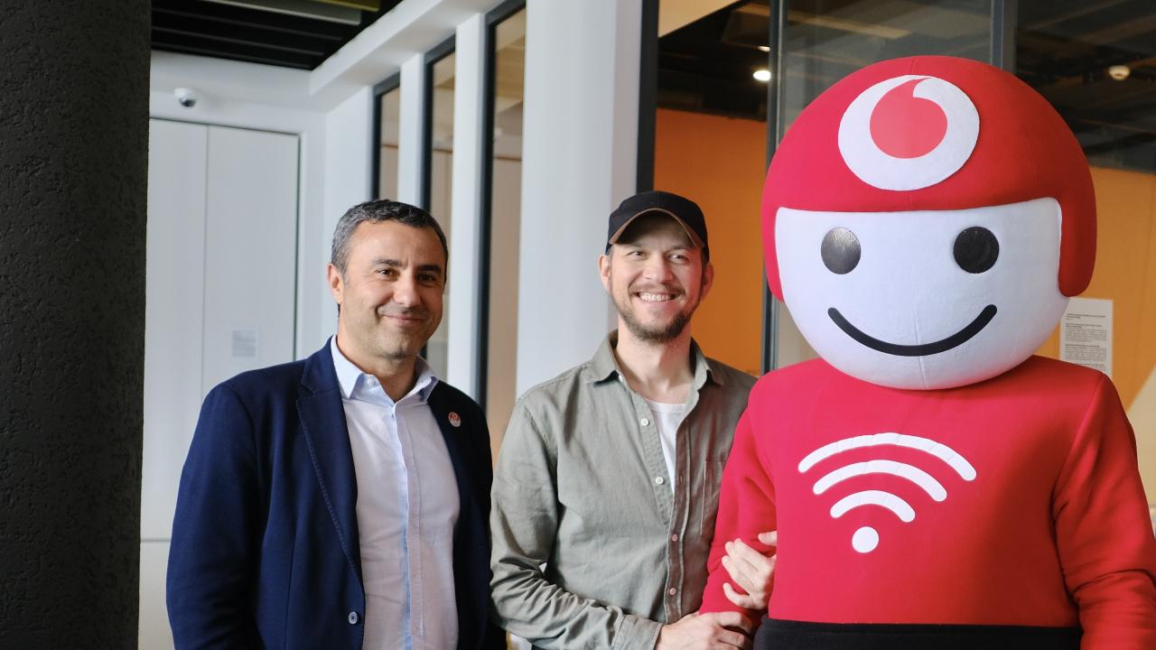 Vodafone’un dijital kahramanı TOBİ, artık konuşarak da hizmet verecek!