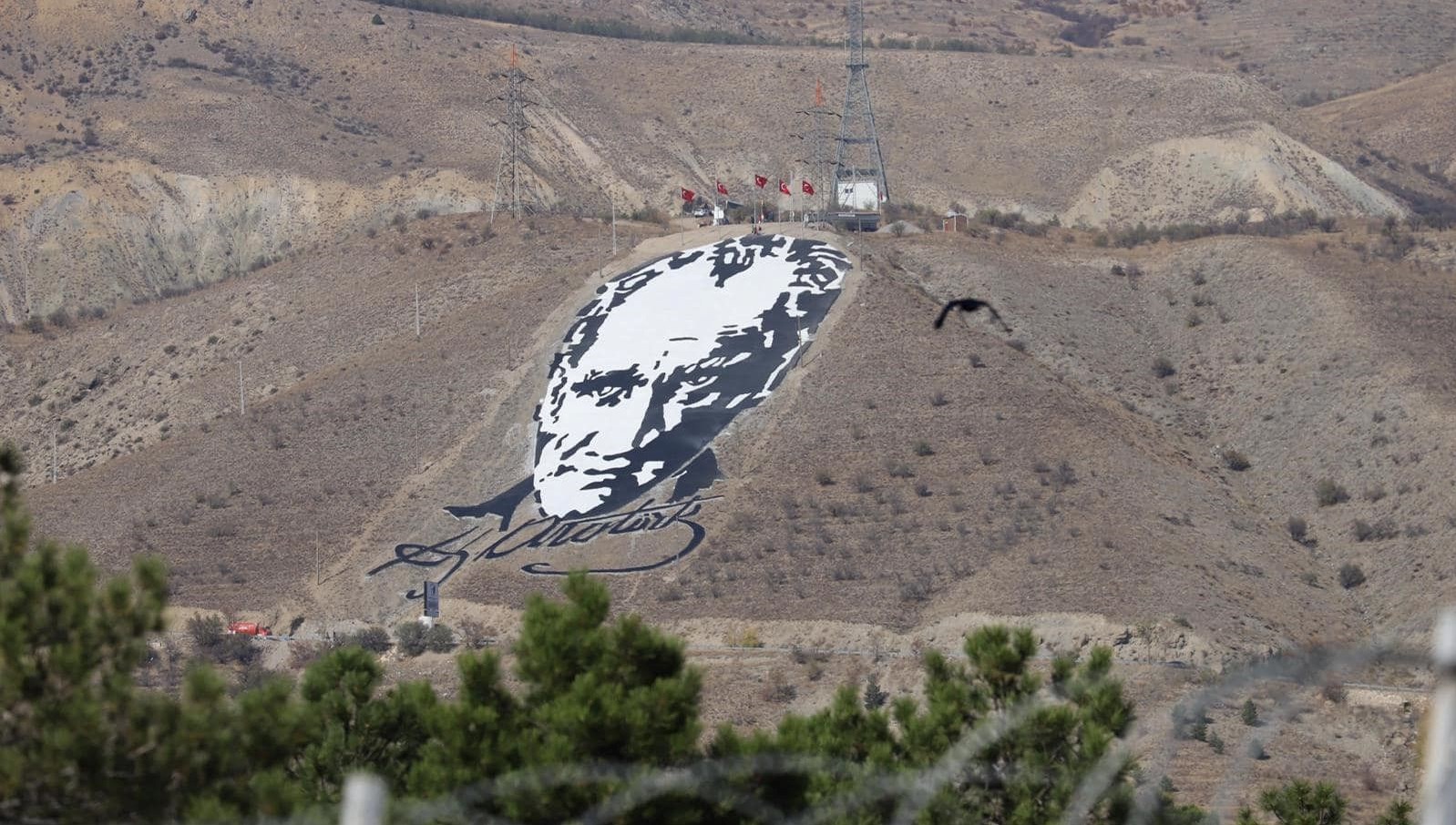 3 bin askerle 41 yıl önce yapılan dev Atatürk portresi yenilendi