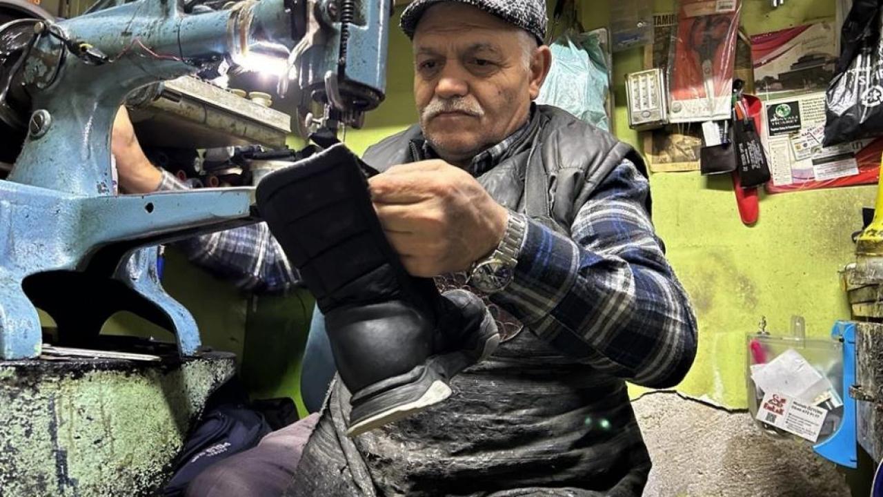 Ayakkabı tamir ustası, çırak bulamamaktan yakındı!