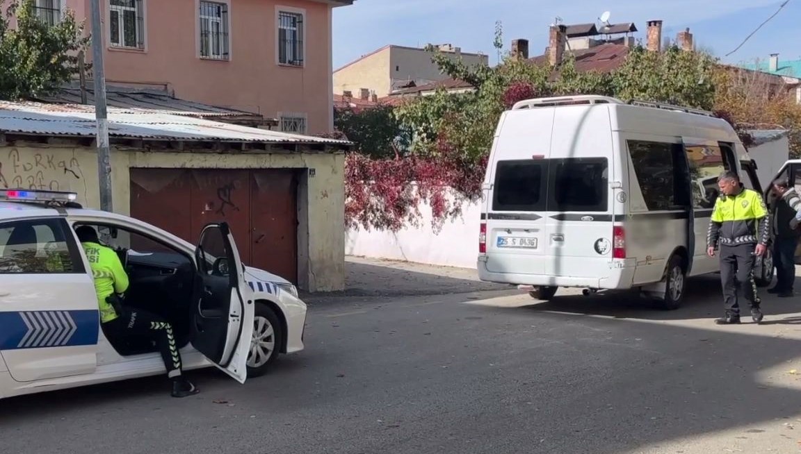 Ehliyetsiz sürücü ve yakınları polise saldırdı