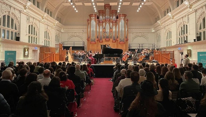 Londra’daki Cumhuriyetin 100. yılı konserinde Yalçın Tura’dan dünya prömiyeri