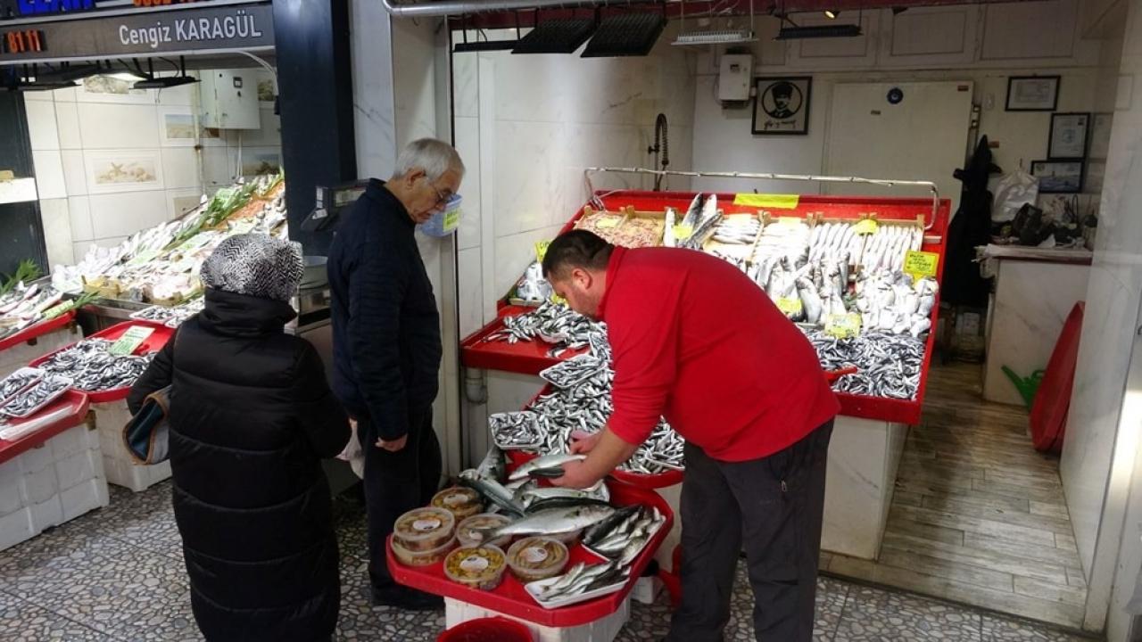 Lüfer tezgahlarda azalınca kilosu 750 TL’ye yükseldi