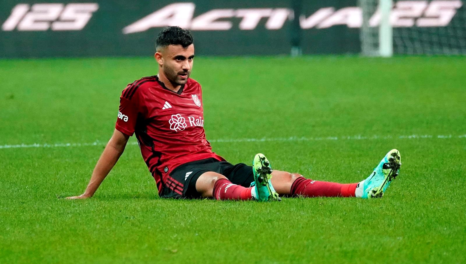 Sakatlık yaşayan Rachid Ghezzal maça devam edemedi