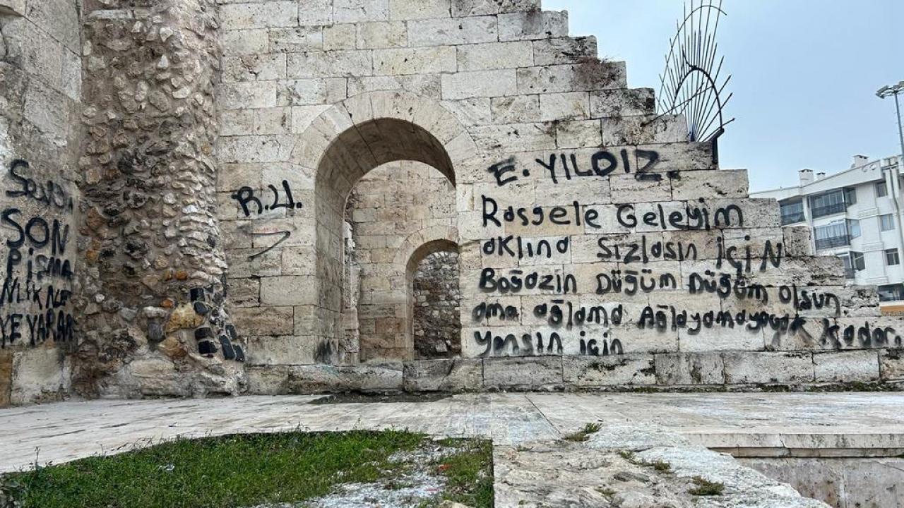 Sivas’ın sembol mekanı Çifte Minareli Medrese’yi spreyle boyadılar!