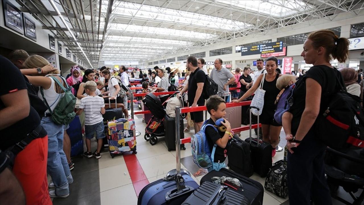 Turistler artık Türkiye’de daha fazla para harcıyor