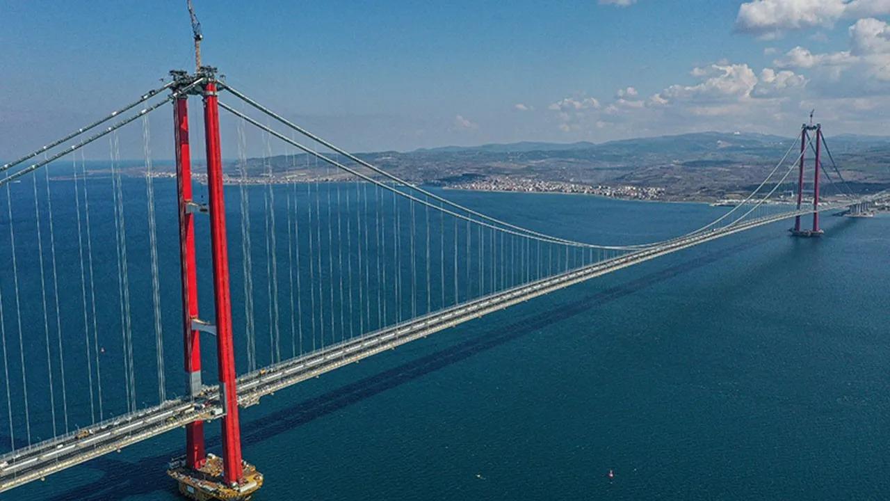 “Yılın projesi” seçilen 1915 Çanakkale Köprüsü’nün yetkilileri ödülü aldı