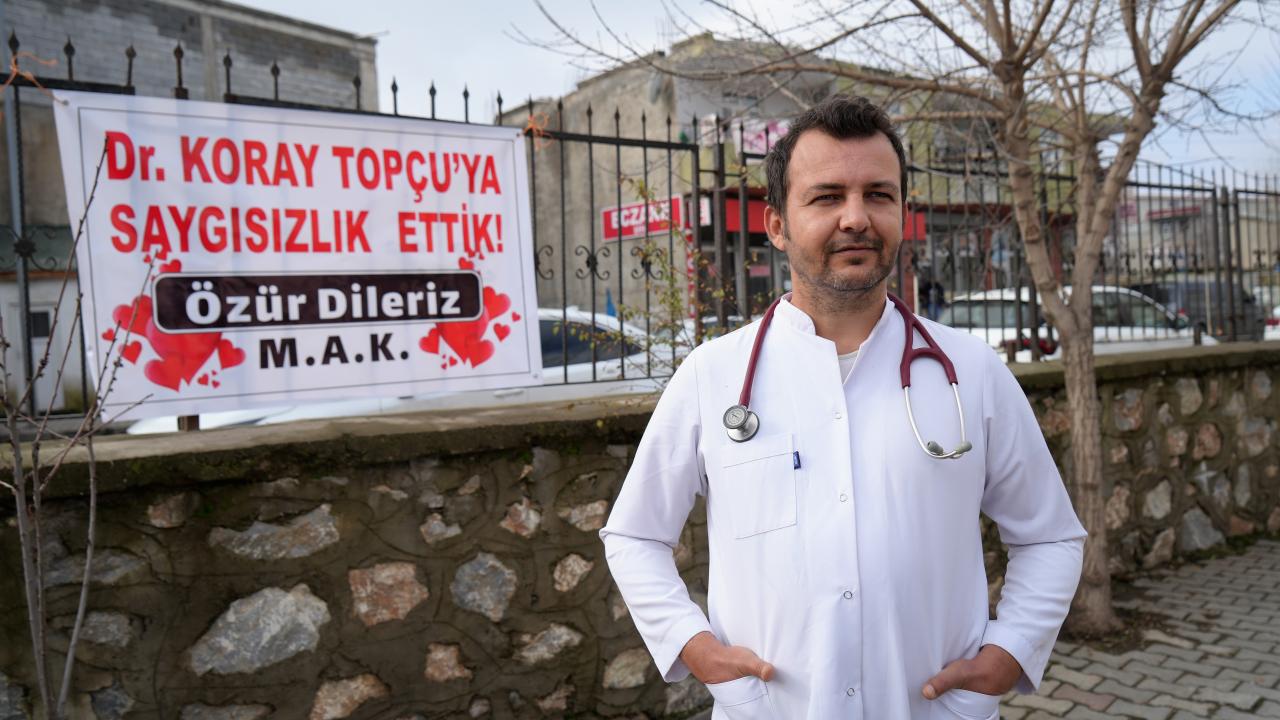 Tartıştıkları doktora ‘özür’ pankartı!